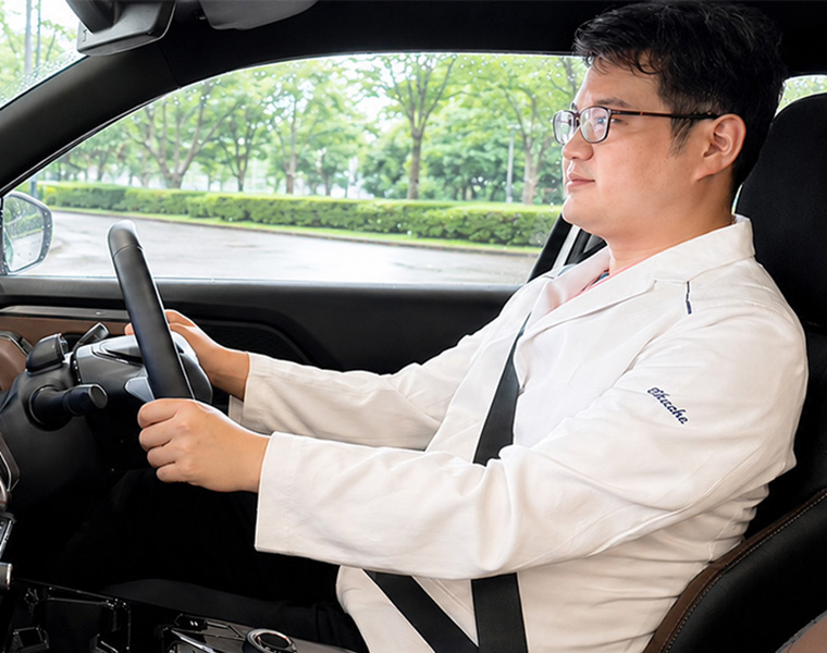 ドクターカーを運転する医師